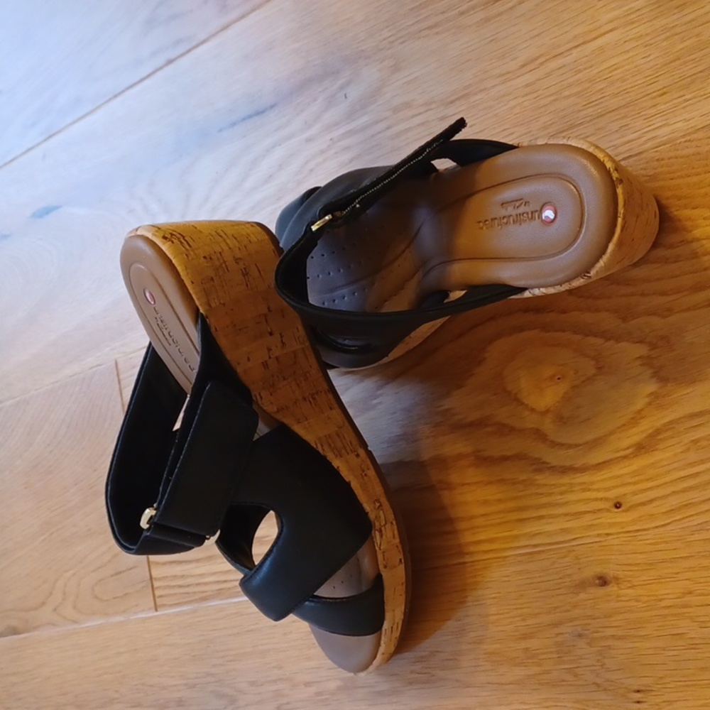 Clarks Unstructured Black Leather Wedge  Slides